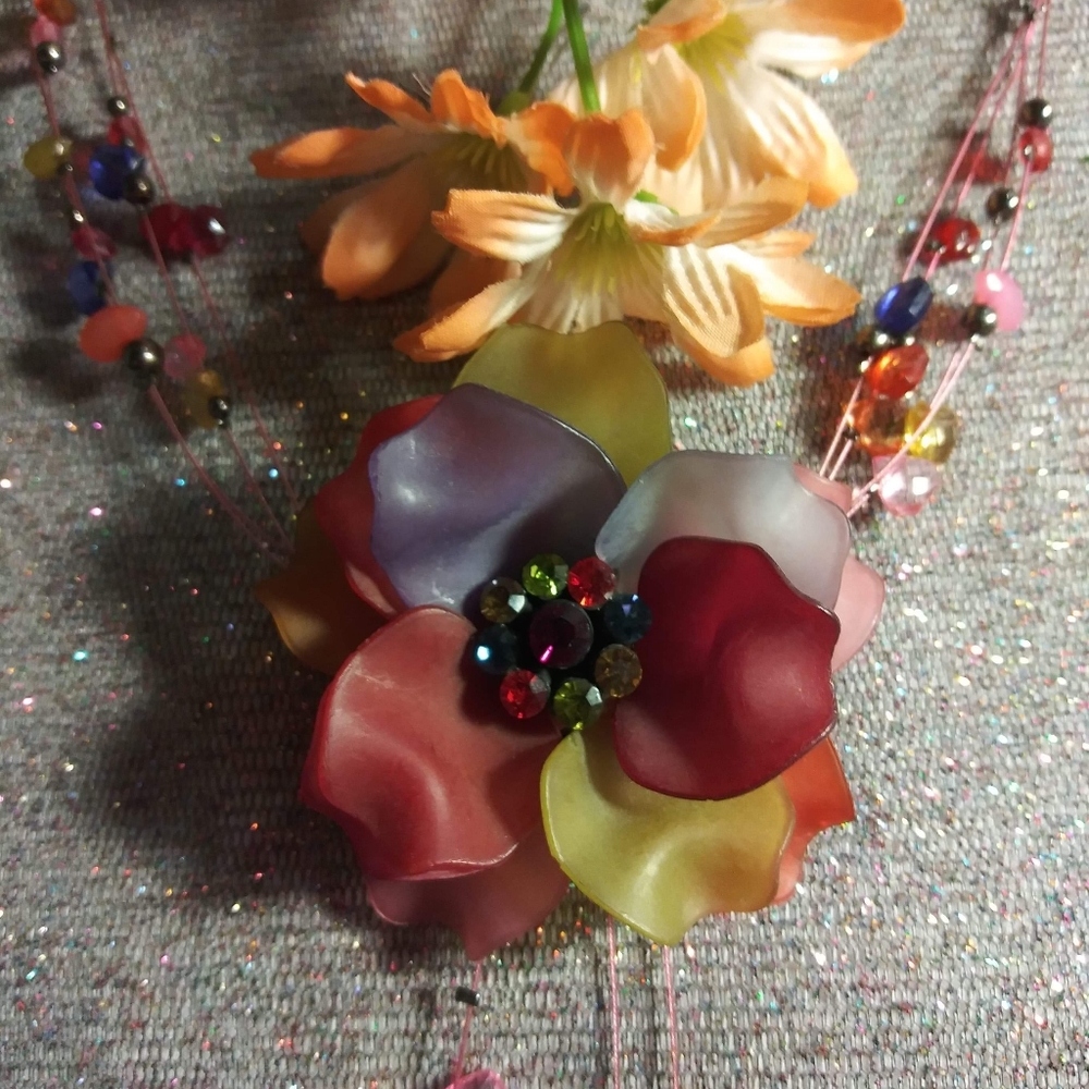Flower power necklace adjustable length 90s